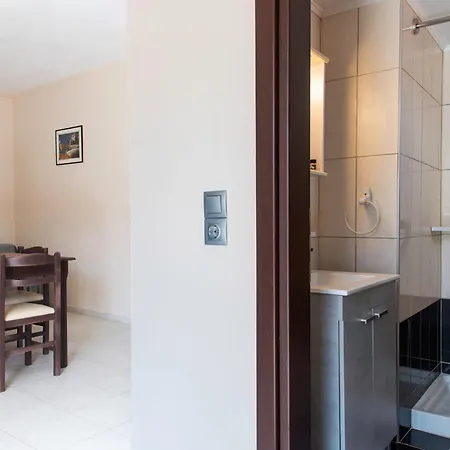 Roula Aparthotel *